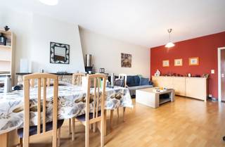 In een rustige straat in Anderlecht, vlak bij de wijk Prins van Luik en alle voorzieningen, ontdekt u dit appartement van ±105 m² bewoonbare oppervlakte, gelegen in een kleine mede-eigendom met lage lasten.
Het appartement overtuigt door zijn ruime indeling en interessante mogelijkheden. De leefruimte van ±30 m² met uitgeruste keuken vormt een aangename en lichtrijke woonomgeving. Momenteel beschikt het appartement over twee ruime slaapkamers van ±25 m² en ±14,5 m² met dressing, maar het kan eenvoudig opnieuw worden ingericht als een appartement met drie slaapkamers. Verder omvat het appartement een badkamer, een apart toilet en verschillende praktische bergruimtes. Een kelder en een zolder bieden bijkomende opslagruimte.
Het pand is momenteel verhuurd voor €1.126 + €183 lasten, wat het eveneens interessant maakt als investering.
Individuele centrale verwarming.
Een appartement met mooie volumes en tal van mogelijkheden, gelegen in een aangename residentiële buurt.
EPC: G (129 kg CO₂/m²/jaar).
Alle oppervlaktes worden louter indicatief meegedeeld.
