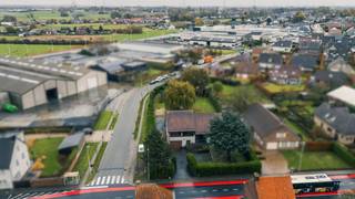 Zeer grote alleenstaande villa op een mooie ligging met tal van mogelijkheden, omvattende o.a.:• Inkomhal, Gastentoilet, Ruime leefruimte met open...