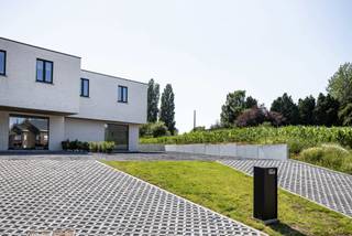 Located in Erwetegem, a borough of Zottegem, is this spacious, semi-open-plan new-build home where comfort, light and quality take centre stage.<br /><br />FINISHES OF YOUR CHOICE:<br />On the ground floor, you are welcomed into a well-appointed entrance hall with a separate guest toilet and washbasin. A spacious, light-filled living area, finished with high-quality flooring, flows seamlessly into the kitchen. Thanks to the large windows, you can enjoy a beautiful view of the sunny garden and the fields beyond. From the living area, you have direct access to the landscaped terrace.<br />The property also features a spacious storage room behind the kitchen and a fully-fledged room on the ground floor. This space is ideal as a fourth bedroom, an office or a practice room for a self-employed business or working from home.<br /><br />On the first floor, there are three spacious bedrooms, with the added possibility of fitting out a walk-in wardrobe. A spacious, stylish bathroom is ready to be fitted out and can be equipped with all modern conveniences. Allow for this in your budget!<br />In addition, there is a separate toilet in the night hall.<br /><br />The property is fitted with aluminium windows featuring high-efficiency glazing, ensuring excellent insulation and energy-efficient living comfort.<br /><br />-Land: €212,587<br />-Construction: €307,412<br />Sale: 12% registration tax on the land &amp; 21% VAT on the construction<br /><br />Interested? Contact Roxanne for more information or to arrange a viewing on: 0496 85 09 62