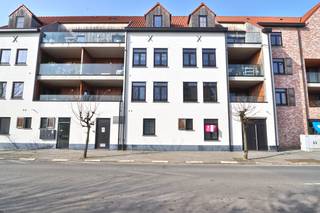 Ontdek het summum van hedendaags wonen in dit prachtige nieuwbouwappartement, strategisch gelegen in het hart van Melsele. Met een zéér energiezuinig karakter, gecertificeerd met een EPC-label A (Bijna-Energie-Neutraal), biedt dit appartement niet alleen comfort en stijl, maar ook duurzaamheid en efficiëntie. Dit pand is bovendien een slimme keuze voor investeerders die op zoek zijn naar een solide investering. <br /><br />Binnenkomend in de lichtrijke living, omarm je de elegantie van dit appartement met de moderne en functionele keuken waar koken een waar genot wordt. De keuken is voorzien van alle comfort. <br /><br />Er zijn twee volwaardige slaapkamers aanwezig en een comfortabele badkamer die voorzien is van een inloopdouche, badkamermeubel met dubbele lavabo, spiegel met spiegelverlichting en extra wandkast. Daarnaast is er ook een apart gastentoilet met handenwasser en een praktische wasberging.<br /><br />Aansluitend aan de leefruimte bevindt zich een mooi aangelegd, ruim terras van ca. 15 m², omgeven door een onderhoudsvriendelijke zuidwest-georiënteerde privatieve tuin van ca. 105 m².<br /><br />De privatieve kelderberging en de ondergrondse autostaanplaats maken het plaatje compleet en zijn optioneel mee aan te kopen aan de prijs van 25 000 euro. Daarnaast is er nog een ondergrondse én bovengrondse afgesloten fietsenstalling.<br /><br />Dit appartement biedt niet alleen een ideaal gewild stukje vastgoed voor investeerders op een goede locatie, maar ook een perfecte stek om een echte thuis van te maken. <br /><br />Te koop aan 2% registratierechten (enige eigen woning) of 12% (investering).<br /><br />Benieuwd? Contacteer ons dan snel via verkoop@homevast.be of telefonisch op het nummer 03 344 77 44 en ontdek tijdens een bezichtiging deze TOP-opportuniteit!