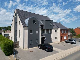 Deze uitzonderlijk ruime duplex is gelegen aan de Oude Baan in Maasmechelen, een centrale locatie met een vlotte verbinding naar de omliggende gemeenten en de autosnelweg E314. Winkels, scholen, openbaar vervoer en andere dagelijkse voorzieningen bevinden zich op korte afstand. Bovendien liggen het Nationaal Park Hoge Kempen, Maasmechelen Village en verschillende wandel- en fietsroutes vlakbij, waardoor je hier geniet van een ideale combinatie van een uitstekende bereikbaarheid en een groene omgeving.<br /><br /><strong>Indeling</strong><br />Het appartement is toegankelijk via twee afzonderlijke inkomdeuren: zowel via het gelijkvloers als via de eerste verdieping, wat zorgt voor extra flexibiliteit en gebruiksgemak.<br />Op de kelderverdieping beschikt de duplex over een ruime kelderberging van maar liefst 23 m², ideaal voor extra opslag.<br /><br />De leefverdieping omvat een lichtrijke en ruime woon- en eetkamer die naadloos aansluit op de volledig uitgeruste keuken. Deze keuken is voorzien van alle nodige toestellen, waaronder een oven, microgolfoven, vaatwasser, Amerikaanse koelkast, kookplaat en een praktisch kookeiland. Aansluitend bevindt zich een handige berging met aansluitingen voor een wasmachine en droogkast.<br /><br />Verder vinden we op deze verdieping een extra kamer die momenteel dienstdoet als bureau, een gastentoilet, de trap naar het gelijkvloers en een ruim terras van ongeveer 40 m² met een rustig en aangenaam uitzicht op de achterliggende omgeving.<br /><br />Op de tweede verdieping bevinden zich drie volwaardige slaapkamers. De master bedroom staat in directe verbinding met een praktische doorloopdressing en de ruime badkamer. Deze is uitgerust met een ligbad, een inloopdouche, een tweede toilet en een stijlvol badkamermeubel.<br /><br />Tot slot beschikt de duplex nog over een ruime zolderverdieping waar zich de technische installaties bevinden. Daarnaast is er een extra kamer die perfect kan dienen als vierde slaapkamer, hobbyruimte, speelkamer of thuisbureau.<br /><br />Buiten beschikt de woning over een dubbele garage en twee private parkeerplaatsen, waardoor parkeergelegenheid nooit een probleem vormt.<br /><br /><strong>Troeven</strong>
<ul>
	<li>Zeer ruime duplex met een doordachte indeling</li>
	<li>Centrale ligging met uitstekende bereikbaarheid</li>
	<li>Energiezuinig appartement</li>
	<li>Elektrische installatie conform</li>
	<li>Volledig uitgeruste keuken met kookeiland</li>
	<li>Ruim terras van ca. 40 m² met rustig uitzicht</li>
	<li>Vier mogelijke slaapkamers</li>
	<li>Dubbele garage én twee private parkeerplaatsen</li>
	<li>Grote kelderberging van 23 m²</li>
	<li>Zonneluifel</li>
	<li>Nabij winkels, scholen, openbaar vervoer en belangrijke invalswegen</li>
</ul>
Deze instapklare duplex biedt een uitzonderlijke hoeveelheid ruimte, een praktische indeling en een uitstekende ligging. Ideaal voor gezinnen of voor wie op zoek is naar comfortabel wonen met alle voorzieningen binnen handbereik.<br /><br />Wil jij een bezichtiging inplannen?<br />Aarzel dan niet en neem contact met ons op!<br /><br /><strong>Tel.: 0032(0)485 97 49 28<br />E-mail: info@co-realestate.be</strong>