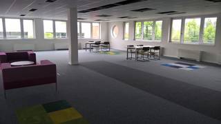 438 m² kantoorruimte te huur. Fantastisch gelegen langs de bedrijvige Luchthavenlaan en nabij de E19 te Vilvoorde.<br /><br />De instapklare kantoorruimte bevindt zich op de 1e verdieping en is voorzien van oa. een computervloer, vals plafond en sanitair. Er is/wordt een privatieve kitchenette voorzien. De ruimte is gesitueerd in een kantoorgebouw voorzien van een lift, badgesysteem etc. Onmiddellijk beschikbaar. Op de 2e verdieping is er nog een kantoor van 1.008 m² beschikbaar. Ruime parkeermogelijkheden bij het gebouw. Vlot bereikbaar, zowel met de wagen als met het openbaar vervoer. Het station van Vilvoorde en meerdere bushaltes zijn op amper 2 km gelegen. <br /><br />Voor meer inlichtingen of een vrijblijvend plaatsbezoek kan u contact opnemen met <strong>PANORAMA B2B: 0477 09 00 09</strong>