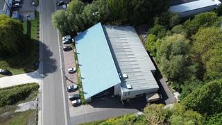 Uitstekend gelegen magazijn met showroom op een perceel van 2.696 m², gelegen dicht bij de N58, een belangrijke verbindingsweg die aansluit op de...