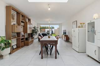 Ben je op zoek naar een recent gerenoveerde woning met tuin en garage in Harelbeke? Dan is deze woning met recente uitbouw en tal van troeven zeker een bezoek waard!<br /><br />De woning werd in 2020 volledig gerenoveerd en biedt vandaag een aangename combinatie van comfort en ruimte.<br /><br />TROEVEN: <br />- EPC-label A<br />- Elektrische installatie conform het AREI<br />- Asbestveilig<br /><br />INDELING: <br />Op het gelijkvloers vind je een ruime inkomhal met gastentoilet, een open en lichtrijke leefruimte via de recente uitbouw met volledig geïntegreerde moderne keuken met eiland, waar je dankzij het ruime zicht op de tuin optimaal geniet van het binnen- en buitenleven.<br /><br />De eerste verdieping omvat twee slaapkamers en een vernieuwde badkamer. Via de vaste trap bereik je de zolderverdieping, die momenteel ingericht is als masterbedroom.<br /><br />EXTRA:<br />Geniet van de zonovergoten tuin met meerdere aangelegde terrassen, gelegen in een rustige buurt. Extra troef is de recente, ruime garage achteraan met praktische uitweg.<br /><br />Contacteer Siebe voor meer informatie of plan snel jouw bezoekmoment in!