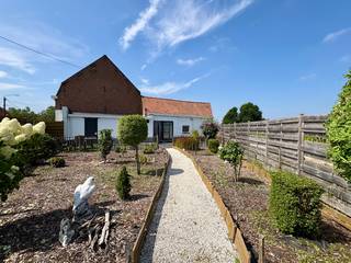 Woning te koop in het landelijke Tiegem met veel potentieel<br /><br />Bij het binnengaan van de woning kom je terecht in de gezellige leefruimte, met aansluitend de keuken. De woning wordt verwarmd met een pelletkachel. Verder bevinden zich op het gelijkvloers de badkamer, uitgerust met een bad en lavabo, evenals een berging.<br /><br />Buiten geniet je van een ruime, volledig omheinde tuin naast de woning. Daarnaast beschikt het eigendom over twee garages en een uitweg.<br /><br />Op de eerste verdieping bevinden zich drie slaapkamers en een apart toilet. Via een vaste toegang bereik je de ruime zolder.<br /><br />Voor meer info bel Amber op 0470 11 17 12