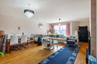<p><span>Ontdek dit ruim en verzorgd appartement op de eerste verdieping, gelegen in het gegeerde Duffel-West, op wandelafstand van de dijk langs de Nete. </span></p><p><span>Dankzij de rustige ligging en de uitstekende bereikbaarheid vormt dit appartement de ideale thuisbasis voor wie comfortabel wil wonen.</span></p><p><span> </span></p><p><span> </span></p><p><span>Bij het betreden van het appartement komt u terecht in de lichtrijke leefruimte, die dankzij de grote raampartijen geniet van een aangename lichtinval. </span></p><p><span>Aansluitend bevindt zich een gezellig balkon van 4 m² waar u heerlijk kunt genieten van een kop koffie of een rustig moment in de buitenlucht. </span></p><p><span>De afzonderlijke keuken sluit naadloos aan op de woonkamer en beschikt over een praktische berging, ideaal voor het opbergen van voorraad en huishoudelijke spullen.</span></p><p><span> </span></p><p><span> </span></p><p><span>Aan de achterzijde van het appartement bevinden zich twee volwaardige slaapkamers met een mooi uitzicht op het rustig gelegen zuidoostgericht terras van 7 m². </span></p><p><span>Dit terras biedt een aangename plek om in alle privacy van de ochtend- en middagzon te genieten. </span></p><p><span>De badkamer is uitgerust met een douche, lavabo met meubel en de nodige aansluitingen voor een wasmachine en droogkast.</span></p><p><span> </span></p><p><span> </span></p><p><span>Extra troeven ontbreken niet: een private kelderberging van 7 m² biedt bijkomende opslagruimte en de inbegrepen garage met automatische sectionaalpoort, verlichting en stopcontact zorgt voor optimaal comfort. </span></p><p><span>Bovendien is het gebouw uitgerust met een lift, wat het appartement extra toegankelijk maakt.</span></p><p><span>Contacteer ons snel voor een bezichtiging op het nummer 015 200 999 of info@vastgoedplus.be</span></p>