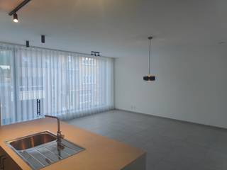 Dit modern nieuwbouwappartement te huur in Sint-Kruis is bereikbaar via de trappenhal en combineert hedendaags comfort met een aangename,...