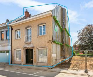 <span>Ontdek deze verrassend ruime, in hartje Lebbeke gelegen gezinswoning (341 m² bruikbare vloeroppervlakte) op een perceel van </span>611 m²<span>, ideaal gelegen op wandelafstand van winkels, scholen en openbaar vervoer. Hier geniet u van ruimte, comfort én een uitstekende bereikbaarheid. </span><span>De woning (kadastraal gekend als handelshuis) beschikt over 2 leef-en eetplaatsen, </span>4 volwaardige slaapkamers<span>, een </span>inrichtbare zolder<span> die tal van uitbreidingsmogelijkheden biedt en een </span>volledig uitgeruste leefkeuken met eetplaats<span> waar het hele gezin samenkomt. Buiten wacht een<strong> </strong></span>zuidgerichte tuin<span>, perfect om de hele dag van de zon te genieten. </span><span>Een extra troef is de </span>dubbele garage (65 m² met 2 automatische poorten) met uitweg via de Eikenveldstraat<span>, aangevuld met een </span>ruim bijgebouw (32 m²)<span> dat zich uitstekend leent als atelier, hobbyruimte, opslag of voor een zelfstandige activiteit. Er is ook een kelder en er zijn 2 trappen naar de eerste verdieping. De zolder is bereikbaar via een vaste trap. </span><span>Bent u op zoek naar een woning met veel leefruimte, een centrale ligging en tal van mogelijkheden om uw woonwensen waar te maken? Dan is deze eigendom absoluut een bezoek waard! EPC: 468 kWh/m²/j., energielabel: E en UC: 3914217-RES-1.</span>