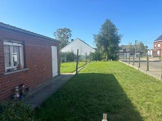 Uitstekend gelegen gezinswoning bestaande uit:Gelijkvloers: inkomhal - leefruimte met voorplaats - leefkeuken - grote garageVerdieping 1: nachthal -...