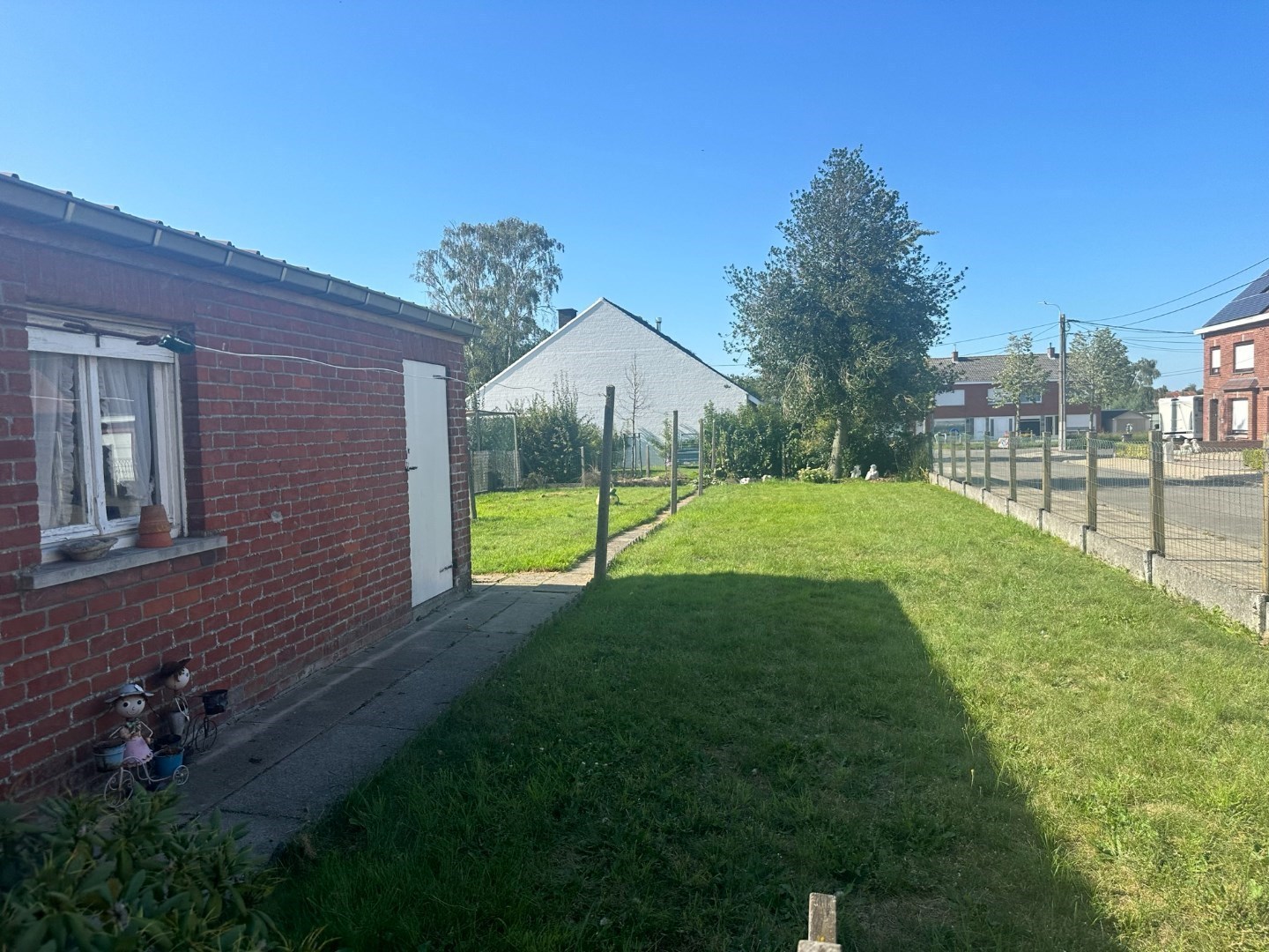 Verrassend ruime gezinswoning met garage, tuin en bijgebouw - foto 2