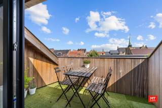 Op minder dan 100m van Vandepeereboomplein ofwel "De Leet" treffen we dit instapklaar appartement. Het bevindt zich op de tweede verdieping (geen lift) en is ideaal voor een investeerder, alleenstaande, koppel, ... . In onderstaande vind je de indeling alsook enkele interessante weetjes. <br /><br /><strong>Indeling van het pand </strong>
<ul>
	<li>Inkomhal (4 m²) met apart toilet, lichtrijke woonkamer (14 m²), volledig uitgeruste keuken (12 m² - vaatwasser, oven, kookplaat, dampkap, koelkast met vriesvak, enkelvoudige spoelbak) - aansluitend terras (5 m²) met mooi uitzicht. </li>
	<li>Daarnaast hebben we 1 slaapkamer (11 m²), badkamer (5 m²) met douche en enkele lavabo en berging (2 m²). </li>
	<li>Er is ook nog een afgewerkte zolderruimte van 13 m². </li>
</ul>
<br /><strong>Kenmerken: </strong>

<ul>
	<li>Privatieve berging op het gelijkvloers voorzien van water en elektriciteit (2,4 m²)</li>
	<li>Gunstige locatie </li>
	<li>...</li>
</ul>
<br />Verhuurd voor € 650 per maand + € 50 gemeenschappelijke kosten<br /><br />Meer informatie of een vrijblijvend bezoek? <br />Contacteer Eden op <b>0470 43 78 21 </b> of mail <b>info@minthus.be</b>