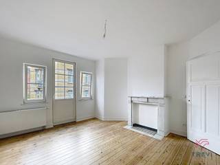 <p><strong>SAINT-GILLES: Vlak bij de Barrière de Saint-Gilles en het Parc de Forest, evenals alle voorzieningen, een appartement met 1 slaapkamer van ± 50m² op de 3e verdieping zonder lift. Het appartement is als volgt ingedeeld: woonkamer, eetkamer met bureauhoek, ingerichte keuken (kookplaat, afzuigkap), balkon, doucheruimte met toilet, slaapkamer van ± 10m².</strong></p>
<p>Op de 3e verdieping zonder lift:</p>
<p>- Woonkamer ±20 m²</p>
<p>- Eetkamer ±13 m²</p>
<p>- Ingerichte keuken (kookplaat, afzuigkap)</p>
<p>- Balkon</p>
<p>- Doucheruimte met wc</p>
<p>- Slaapkamer ±10 m²<br /><br /></p>
<p>Kosten: 85 €/maand inclusief gemeenschappelijke kosten, koud water en verzekering tegen verhaal.</p>
<p>EPB G</p>
<p>Beschikbaar op 01/05/2026</p>