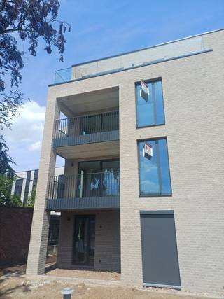 Energie-neutraal instap klaar nieuwbouwappartement in Neerpelt centrum kortbij school, trein, horeca, winkels, .... Het appartement bestaat uit een inkomhal, woonkamer, keuken, berging, 1 slaapkamer, badkamer (inloopdouche/wastafel), toilet apart. Terras. Autostaanplaats + berging in de kelder. Volledig opgeverfd. Vaste verlichting. Vloerverwarming. Geothermie (geen gas meer). Zonnepanelen 2000 watt. Bring-me systeem. Fietsenstaanplaatsen 2 x. Gemeenschappelijke kosten zijn 100 euro per maand. Voor meer info contacteer ons via info@vastgoedfransen.be.