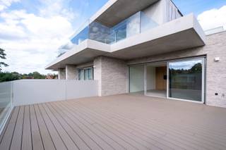 Welkom in Residentie De Grote Laak - Een warme thuis in het hart van Testelt
In het charmante Testelt vind je De Grote Laak: een kleinschalige residentie van 18 prachtige, nieuwe assistentiewoningen te koop, gebouwd door familiebedrijf Dockx.
- Prachtige flats -
Ontworpen met oog voor licht, ruimte en aangenaam wonen. Deze instapklare woningen met 1 of 2 slaapkamers bieden 72 m² tot 124 m² aan wooncomfort. Ook buiten is het heerlijk vertoeven. De ruime, zonnige terrassen tot maar liefst 63 m² vormen een heerlijke verlenging van je woning en bieden alle ruimte om in alle rust van het buitenleven te genieten.
Wat De Grote Laak écht bijzonder maakt? Elke woning heeft een eigen privé-buiteningang. Geen lange gangen of het gevoel van een klassiek assistentiewoningencomplex, maar vooral extra privacy, vrijheid en het warme gevoel van écht thuiskomen.
- Tarieven assistentiewoning -
Een stijlvolle nieuwbouwwoning met 1 slaapkamer is beschikbaar vanaf € 275.494 excl. kosten. Voor een woning met 2 slaapkamers starten de prijzen vanaf € 334.871 excl. kosten.
Inbegrepen in de vaste diensten:
- Oproepsysteem met permanentie van Z-Plus
- Organisatie van crisis- en overbruggingszorg door Z-plus
- Begeleiding door woonassistent
- Organisatie van supplementaire zorg en diensten
- Gebruik van gemeenschappelijke ruimtes
- Videoparlofoon
Er is ook een mogelijkheid tot het kopen van een ondergrondse parking en/of berging.
- Zorg en welzijn -
De woonassistent fungeert als vast aanspreekpunt. Hij verwelkomt jou en maakt je wegwijs in het gebouw. Een vertrouwd gezicht dat vaak ter plaatse aanwezig zal zijn en steeds bereikbaar is voor vragen en bezorgdheden.
Voor de professionele ondersteuning vonden we in Z-Plus de ideale partner die dezelfde visie deelt. Zij bemannen dag en nacht de noodcentrale met een gespecialiseerd team. Zo is hulp nooit ver weg wanneer je die nodig hebt.
De ruime assistentiewoningen hebben alle wooncomfort voor actieve senioren en zijn onmiddellijk beschikbaar.
- Locatie: Rinusveld 2-16 te Testelt
- Centrale rustige ligging
- Oppervlaktes van 72m² tot 124m²
- Ruime terrassen (gemiddeld 30m²)
- Erkend door Agentschap Zorg&Gezondheid
- 12% BTW + vrijstelling OV voor 10 jaar
- Startprijzen excl. kosten vanaf €275.000,-
Hebben wij je interesse gewekt? Neem dan snel contact met ons op!
jolien@dockx.com
+32 14 37 75 73