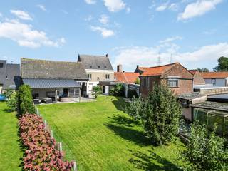 <br /><strong>Ben je op zoek naar een unieke kans om wonen en werken te combineren?</strong> Dan is deze rustig gelegen, ruime gezinswoning met een grote naastgelegen opslagruimte in Rugge, deelgemeente Avelgem, precies wat je zoekt!<br /><strong>Deze uitzonderlijke eigendom omvat een ruim woonhuis met maar liefst 7 slaapkamers, 2 badkamers en een ruim magazijn van +-210 m².</strong> Daarnaast beschikt het opslaggedeelte over een overdekte open opslagplaats of terras van 50 m² en een ruime zolder in het magazijn. <strong>Dit alles bevindt zich op een terrein van 908 m².</strong><br /><br /><u><strong>Indeling woning:</strong></u> Leefruimte, volledig uitgeruste keuken, badkamer met bijhorende wasplaats en apart toilet, droge staankelder. De eerste verdieping bestaat uit 3 slaapkamers en een 2de badkamer. De 2de verdieping bestaat ook nog eens uit 4 kamers.<br /><br />Hoewel de woning nog enkele afwerkingen vereist, is ze instapklaar. Er is goedgekeurde elektriciteit, verwarming op aardgas, dubbele beglazing (op enkele ramen na) en een geïsoleerd dak. Het EPC-label is 493 kWh/m² - Label E en de renovatieverplichting is van toepassing. Staankelder aanwezig.<br /><u><strong>Vijf keer WAUW:</strong></u>
<ul>
<li>Ruime opslagplaats</li>
<li>Riante bewoonbare oppervlakte</li>
<li>Grote, zuidgerichte tuin</li>
<li>Uitstekende ligging</li>
<li>Maar liefst 7 slaapkamers!</li>
</ul>
<br />Wacht niet langer en neem snel contact op met <strong>REALIMMO</strong> voor meer informatie of een bezichtiging!<br /><strong>Bel naar 0478/50 58 91 of mail naar nicolas@real-immo.be.</strong>