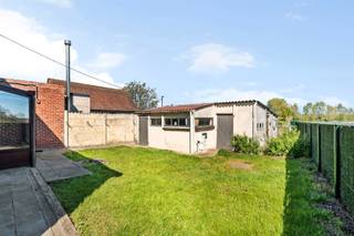 Op zoek naar een te renoveren halfopen bebouwing, op een rustige ligging, middenin de velden, doch dichtbij het dorp van Woesten, waar we kleinhandel, openbaar vervoer en school treffen? Dan is deze woning beslist iets voor jou? Via de inkomhal kom je terecht in de lichtrijke woon- annex eetkamer vergezeld door een pelletkachel, een basis keuken met oven, frigo en dampkap, een veranda met toilet, een droge kelder en een garage met automatische sectionale poort. Op het eerste verdiep treffen we een badkamer met lavabo en douchecabine, 3 volwaardige slaapkamers en hierboven een zolderruimte. In de tuin bevinden zich een tuinhuis, opslagplaats, kersenstruiken en een serre. Groot pluspunt, via de zij-ingang aan de woning kan men zich naar de tuin begeven. Kortom een eigendom die wat liefde nodig heeft! Ben jij de ideale persoon/investeerder? Contacteer Immo Droom!