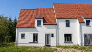 In de Jan Breidelstraat in Oostkamp bevindt zich deze energiezuinige nieuwbouwwoning, onderdeel van een kleinschalig project van slechts drie woningen. Momenteel zijn nog slechts 2 van de 3 woningen beschikbaar. De woningen bevinden zich in een rustige doodlopende straat, op wandelafstand van het centrum en vlakbij de E40.<br /><br />Deze kwalitatieve nieuwbouwwoning wordt gebouwd volgens de nieuwste energienormen en uitgerust met een warmtepomp, vloerverwarming, zonnepanelen en een ventilatiesysteem C+, wat resulteert in een E-peil van maximaal E20.<br /><br />Bij het binnenkomen wordt u verwelkomd in een ruime inkomhal met plaats voor een vestiaire en een gastentoilet. De lichtrijke leefruimte met open keuken sluit aan op een praktische berging. Op de eerste verdieping bevinden zich drie slaapkamers, een badkamer met ligbad, douche en dubbel lavabomeubel, en een apart toilet. Via een vaste trap bereikt u de zolderruimte van 26 m², ideaal als extra berging, hobbyruimte of bureau.<br /><br />Ook buiten geniet u van een aangelegde voortuin, oprit en toegangspad. Daarnaast is een tuinhuis inbegrepen.<br /><br />Troeven:<br />• Nog slechts 2 van de 3 woningen beschikbaar<br />• Reeds 33% verkocht<br />• E-peil van maximaal E20<br />• Mobi-score 8/10<br />• 3 Volwaardige slaapkamers<br />• Zolderruimte van 26 m²<br />• Warmtepomp, vloerverwarming en zonnepanelen<br />• Ventilatiesysteem C+<br />• Rustige ligging in doodlopende straat<br />• Op wandelafstand van het centrum<br />• Aangelegde voortuin en oprit<br />• Tuinhuis inbegrepen<br /><br />Deze woning combineert hedendaags wooncomfort, energiezuinigheid en een uitstekende ligging, waardoor ze zowel voor gezinnen als investeerders een interessante opportuniteit vormt.<br /><br />Verhuurwaarde: €1.500/maand<br /><br />Voor meer informatie of een bezoek, contacteer Simon via simon@vicusvastgoed.be of op het nummer +32 498 12 37 08.