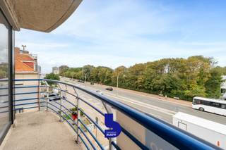 Mariakerke, de aangename volksbuurt van Oostende vlak aan de zee. Recht tegenover het zwembad bevindt zich dit twee slaapkamer appartement.Bij mooi...