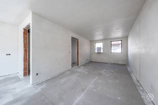 OPENDEURDAG OP ZATERDAG 03/10 TUSSEN 10u30 EN 12u30<br /><br />In het rustige Hingene worden vier nieuwbouwwoningen opgetrokken. Volgens velen de mooiste deelgemeente van Bornem door zijn gezellige centrum, kasteel d'Ursel en het rondomliggend park. Het project is gelegen op een rustige doch centrale locatie, op wandelafstand van winkels, scholen en het park.<br /><br />Het project bestaat uit één halfopen en drie gesloten bebouwingen, allen voorzien van hedendaags comfort.<br /><br />De woningen onderscheiden zich door hun krachtige vormgeving in warme rode baksteen. De strakke belijning en het doorlopende metselwerk geven het geheel een tijdloze uitstraling. De raampartijen zorgen voor een subtiel ritme in de gevel en brengen op een verfijnde manier licht binnen. Het hellend dak versterkt het tijdloze, huiselijke karakter en maakt van dit project een hedendaagse interpretatie van klassiek wonen.<br /><br />De woningen zullen bijna-energieneutraal zijn. Er wordt gebruik gemaakt van een warmtepomp in combinatie met vloerverwarming en de nodige isolatie.<br /><br />Als kers op de taart zijn de woningen voorzien van een zuidwest-gerichte tuin met aangelegd terras.<br />Genieten van een aperitief was nog nooit zo aangenaam.<br /><br />Parkeren vormt geen probleem, dankzij de autostaanplaatsen achteraan.<br />Deze zijn verplicht aan te kopen aan € 15.000,00 excl. kosten.<br /><br />De woningen worden volledig en kwalitatief afgewerkt.<br /><br />Wens je meer informatie over deze kwalitatieve nieuwbouwwoningen?<br />Contacteer ons gerust via info@julimmo.be of 03 303 39 36.