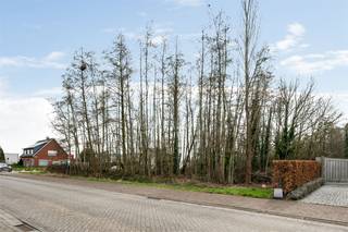 Centraal gelegen bouwgrond voor een open bebouwing (woongebied) op een perceel van 889 m² met achtergelegen grond in parkgebied van 2457 m² gelegen...