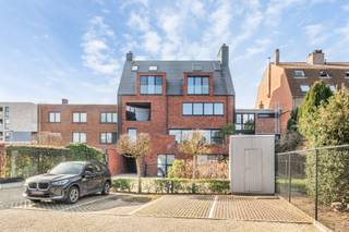 Ontdek dit prachtig duplex appartement waar comfort en gezelligheid harmonieus samenkomen!<br />Bij het binnenkomen wordt u verwelkomd in een verzorgde inkomhal die meteen een gevoel van thuiskomen creëert. Aansluitend bevindt zich een apart gastentoilet met wastafel, hangtoilet en dubbele doorspoel en een praktische bergruimte, ideaal voor extra opslag en een georganiseerde leefomgeving met een extra lavabo, ventilatiesysteem D, cv-ketel, ingebouwde schappen alsook plaats voor een extra ijskast en/of diepvries.<br />De gezellige woonkamer heeft een parket vloer, ingebouwde kasten, surround geluidssysteem, aansluiting televisie en airco. De volledig geïnstalleerde keuken (hoogglans kasten, inductiekookfornuis, dampkap, heteluchtoven, microgolfoven, dubbele spoelbak, vaatwasser, airco) heeft ook een gezellig keukeneiland alsook een extra geïntegreerd zitgedeelte met televisieaansluiting, ingebouwde kasten en surround geluidssysteem — de perfecte plek om samen te koken, te tafelen of te genieten van een ontspannen koffiemoment. Dankzij de directe toegang tot het terras via de woonkamer wordt binnen moeiteloos met buiten verbonden. Hier kan u in alle rust genieten van een zonnig ontbijt of een sfeervolle avond, zelfs met een luifel om de extra warmte even te kunnen ontsnappen.<br />Op de bovenverdieping bevinden zich twee slaapkamers, allebei uitgerust met airco. De badkamer is praktisch ingericht en biedt alle comfort voor het dagelijkse leven met vele ingebouwde kasten, hangtoilet, aansluiting voor wasmachine en droogkast, grote enkelvoudige wastafel en ruime regendouche. Garageboxen beschikbaar. Alle verlichting en gordijnen zijn inclusief in de prijs, een mooie extra om direct te kunnen settelen!<br />Dit duplex appartement combineert functionaliteit met een warme uitstraling en is ideaal voor wie op zoek is naar een instapklare woonst met een aangename indeling en een gezellig terras.