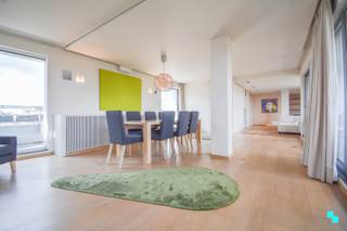 Dit aantrekkelijk en uitzonderlijk ruim appartement met drie slaapkamers en drie terrassen beschikt over een bewoonbare oppervlakte van 182...