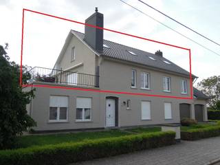 <strong>🌿 Stijlvol wonen in alle rust – bovenverdieping met zonnig terras van 40 m² 🌿</strong><br /><br />In een doodlopende straat vind je deze landelijke woning met twee wooneenheden.<br />De bovenverdieping staat te huur en combineert rust, ruimte en comfort op een bijzonder aangename manier.<br /><br />Via de zij-inkom kom je binnen in een praktische inkomhal met toegang tot de inpandige garage (met sectionale poort), wasplaats en extra berging. Alles netjes en logisch ingedeeld ✔️<br /><br />De gezellige leefruimte baadt in het licht dankzij de vele ramen en wordt extra sfeervol door de siergashaard.<br />Aansluitend vind je de moderne, volledig ingebouwde keuken met kwalitatieve Miele-toestellen.<br />Vanuit de keuken heb je toegang tot het deels overdekte terras achteraan — ideaal voor een koffiemoment of zomeravond.<br /><br />Absolute troef? Het ruime, zonnige terras van maar liefst 40 m², uitgerust met een elektrische zonneluifel ☀️<br /><br />🛏️ De woning beschikt over 2 ruime slaapkamers en een derde, kleinere kamer (ideaal als bureau of dressing).<br />🛁 De badkamer is luxueus ingericht met ligbad, grote inloopdouche, dubbele wastafel en voldoende kastruimte.<br />🚻 Apart gastentoilet aanwezig.<br /><br />Verder is de woning:<br />volledig geschilderd<br />afgewerkt met kwalitatieve materialen zoals parket<br />uitgerust met rolluiken, videofoon en zonneboiler<br />voorzien van een grote zolderberging<br /><br />🔑 Bezoeken steeds op afspraak.<br /><br />Interesse in comfortabel en rustig wonen met dat tikkeltje extra?<br />Neem gerust contact op voor een plaatsbezoek!