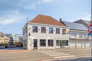 Volledig gerenoveerde horecazaak met terras en appartement op een strategische ligging.<br /><br />Indeling: <br />Verbruikszaal volledig instapklaar met ingerichte professionele keuken. <br />Aansluitend een zonnig terras<br /><br />Eerste verdieping: Zonnig duplex-appartement met ruime living en open keuken.<br />Aparte bureau, badkamer met dubbele lavabo, douche en toilet<br /><br />Op de tweede verdieping bevindt zich een zeer ruime slaapkamer die perfect in 2 kan worden gesplitst.<br />Het pand beschikt over zonnepanelen, airco, isolerende beglazing en dakisolatie.<br />Overname: € 30.000,00<br /><br />Ook ideaal als investering<br /><br />Bestuursmaatregelen in het maatregelenregister: in aanvraag