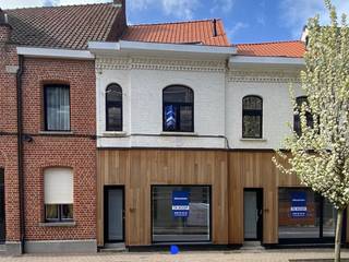 Vakkundig gerenoveerde woning met aangename leefruimtes nabij het centrum van Roeselare &amp; het Geitepark.<br />Mooie stadstuin met mogelijkheid tot aankoop van een garage die paalt aan de tuin.<br /><br /><strong>Indeling:</strong><br />Inkomhal met gastentoilet.<br />Ruime (fietsen)berging met technieken &amp; wasplaats.<br /><br />De woning biedt een unieke leefbeleving dankzij de patio en de originele traphal tussen woonkamer en keuken. Deze zorgt voor extra licht en een aangename, natuurlijke sfeer. De keuken is nog niet geplaatst zodat je als koper nog volledig vrij kan kiezen en naar eigen smaak kan afwerken.<br /><br />De woonkamer is ruim &amp; lichtrijk en biedt een mooi zicht op de ommuurde stadstuin.<br /><br />Ruim terras en gazon.<br /><br />Op het verdiep:<br />- toilet<br />- heel ruime badkamer met lavabomeubel en inloopdouche (alle voorzieningen zitten klaar voor wie ook graag een bad wil)<br />- mezzanine geschikt als thuiskantoor, hobbyruimte of slaapkamer<br />- ruime master bedroom<br />- op de zolderverdieping nog 2 slaapkamers<br /><br /><strong>Details:</strong><br />- CV op aardgas<br />- Pvc-schrijnwerk met hoogrendementsbeglazing<br />- Conform gekeurde elektrische installatie<br />- Inbouwspots<br />- Duco C+ ventilatiesysteem<br />- Het dak, de buitenmuren en de vloer werden geïsoleerd volgens de huidige normen<br />- De nodige bekabeling is voorzien zodat zonnepanelen en/of airconditioning later eenvoudig kunnen worden geïnstalleerd<br />- Alle muren zijn reeds voorzien van een grondlaag<br /><br /><strong>Contact:</strong><br />Voor meer informatie of een bezoek, contacteer Stijn op 0491 61 42 19 of info@stijndebusschere.be.