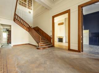 <p><span>ANTWERPEN - Leien</span><span>: Prachtig herenhuis met zicht op de Nationale Bank en op wandelafstand van de Botanic Sanctuary</span></p><p><span> </span></p><p><span>BESCHRIJVING:</span></p><p><span>Dit statige herenhuis in Neoclassistische stijl biedt een unieke kans voor wie een pand met karakter nieuw leven wil inblazen, in hartje Antwerpen.</span></p><p><span>Tal van authentieke stijl-elementen zijn doorheen de jaren zorgvuldig bewaard gebleven, zoals de hoge plafonds, verfijnde sierlijsten, originele parketvloeren, glas-in-loodramen en de imposante centrale trap.</span></p><p><span>Daarnaast beschikt de woning ook over een aparte diensttrap, een mooi verwijzing naar haar historische verleden.</span></p><p><span>Dankzij de ruime indeling en de vele kamers leent deze eigendom zich voor uiteenlopende invullingen.</span></p><p><span>Ze is ideaal als royale gezinswoning, maar biedt eveneens mogelijkheden voor een meergezinsproject of een combinatie van wonen en professioneel gebruik (mits bekomen van een vergunning).</span></p><p><span>De bestaande architectuur en de vele authentieke details vormen een uitstekende basis voor een kwalitatieve renovatie.</span></p><p><span>Achteraan geniet u van een gezellig terras en een aangename stadstuin, waar u in alle rust kunt ontspannen.</span></p><p><span>Bovendien beschikt het perceel over een sfeervol bijgebouw dat perfect kan worden ingericht als praktijkruimte, bureau, atelier, gastenverblijf of hobbyruimte.</span></p><p><span>BIJZONDERHEDEN:</span></p><p><span> </span></p><p><span>* Uiterst centrale ligging nabij winkels, openbaar vervoer en het culturele aanbod van de stad.</span></p><p><span>* Wonen/werken mogelijk</span></p><p><span>* Bijzonder potentieel na renovatie</span></p><p><span>* Parking Nationale Bank op 20m</span></p>