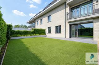 Ruim gelijkvloers appartement met 2 slaapkamers, voor-én achtertuin met terras op een toplocatie. Dit recent appartement is rustig gelegen en kijkt uit op het kanaal Brugge-Gent. Groene landelijke omgeving met fiets-en wandelwegen in de nabijheid, maar toch vlakbij het centrum en een vlotte verbinding naar invalswegen en autostrade. Het tuintje achteraan is voorzien van kunstgras en vergt weinig tot geen onderhoud.<br />Er is mogelijkheid tot aankoop van een autostaanplaats in het gebouw. <br /><br />Ontdek dit ruim en lichtrijk gelijkvloers appartement in de stijlvolle residentie “Waterfront”, gebouwd in 2017.<br />De grote raampartijen zorgen voor overvloedig daglicht, met vooraan een tuintje met zicht op het water waar je achteraan in de Zuid-georiënteerde tuin met terras je laten genieten van de zon in alle privacy. Het appartement is afgewerkt met kwaliteitsvolle materialen en biedt een praktische en doordachte indeling.<br /><br /><strong>Indeling:</strong>
<ul>
	<li>Inkomhal met vestiairekast en toilet</li>
	<li>Moderne douchekamer met inloopdouche en lavabomeubel</li>
	<li>2 volwaardige slaapkamers</li>
	<li>Lichtrijke woonkamer die volledig doorloopt van het ene terras vooraan tot de ingerichte open keuken met kookeiland, die uitgeeft op de tuin met terras achteraan het gebouw</li>
	<li>Naast de keuken is er een berging met aansluiting voor wasmachine</li>
	<li>De voor-én achtertuin met terras brengen het buitenleven tot zijn maximum</li>
	<li>De private berging in de kelderverdieping zorgt voor extra bergruimte</li>
</ul>
<strong>Mogelijkheid tot aankoop staanplaats:</strong>

<ul>
	<li>Autostaanplaats achteraan het gebouw: 15.000 EURO</li>
</ul>
<strong>Technische info</strong>: energielabel B - elektrische installatie conform AREI<br /><br />Interesse of graag een bezoek plannen? Bel ons op 050 550 750 of info@perspectiefvastgoed.be – we helpen je graag verder!
