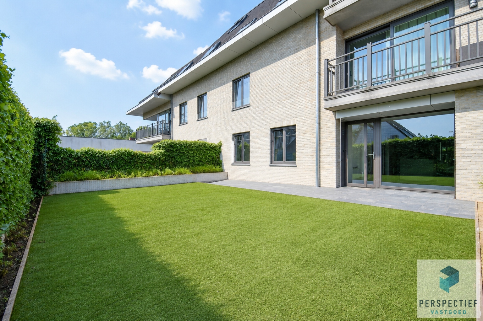 Ruim gelijkvloers appartement met 2 slaapkamers, voor- én achtertuin met terras & mogelijkheid tot aankoop staanplaats - foto 3