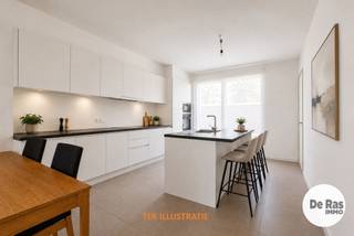 <p>KIJKDAG – ZATERDAG 29 AUGUSTUS VANAF 10 UUR (OP AFSPRAAK)<br /><br />GAVERE – RECENTE HALFOPEN BEBOUWING MET 3 SLAAPKAMERS EN 2 BADKAMERS OP TOPLOCATIE!<br /><br />Deze recente halfopen bebouwing is gelegen in een gezellige en kindvriendelijke woonwijk in Gavere. De woning geniet van een uitstekende ligging, met scholen, banken, supermarkten en winkels op korte afstand. Dankzij de nabijheid van het openbaar vervoer, het treinstation, diverse belangrijke invalswegen en de E17 is ook de bereikbaarheid uitstekend. Bovendien beschikt de wijk over een speeltuin, ideaal voor gezinnen met kinderen.<br /><br />Naar indeling toe beschikt de woning op het gelijkvloers over een inkomhal met gastentoilet, een lichtrijke woonkamer met aansluitend een open en volledig geïnstalleerde keuken, en een praktische bergruimte. <br />De eerste verdieping omvat 3 ruime slaapkamers. Eén van de slaapkamers beschikt over een en-suite badkamer met ligbad en een dubbele lavabo. Daarnaast is er een tweede badkamer met inloopdouche en lavabo. Ook op deze verdieping werd een apart toilet voorzien.<br /><br />Buiten geniet u van een zonnige en onderhoudsvriendelijke tuin met een aangelegd terras, ideaal om heerlijk te ontspannen.<br /><br />De woning is voorzien van alle hedendaagse comfort en energiezuinige technieken. Zo beschikt ze onder meer over een EPC-label A, dubbele beglazing en een warmtepomp.<br /><br />Kortom, bent u op zoek naar een recente halfopen bebouwing met 3 slaapkamers, 2 badkamers en een uitstekende ligging? Aarzel dan niet en maak vandaag nog uw afspraak voor de kijkdag! Voor meer informatie of een bezoek kunt u ons contacteren via 053/60.65.60.<br /><br />De vermelde prijs is een richtprijs. Na ontvangst van de biedingen zal de verkoper beslissen of hij/zij de eigendom verkoopt aan het beste bod. De richtprijs is aldus niet bindend voor de verkoper.</p>