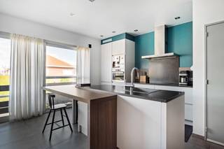 Dit aangename appartement is gelegen op de eerste verdieping en geniet dankzij de grote raampartijen van een mooie natuurlijke lichtinval.<br /><br />Bij het binnenkomen komt u rechtstreeks in de ruime leefruimte met open keuken en praktisch kookeiland. De grote raampartijen zorgen hier voor een aangenaam en open gevoel. Vanuit de leefruimte heeft u bovendien toegang tot het terras.<br /><br />Via de nachthal, voorzien van handige ingemaakte kasten, bereikt u de twee slaapkamers (21m²/9m²) en de badkamer.<br /><br />Het appartement beschikt in de kelder over een private kelderberging. Achteraan het gebouw kunnen bewoners bovendien gebruikmaken van het gemeenschappelijke zwembad en de gemeenschappelijke fietsenberging.<br /><br />De gemeenschappelijke lasten bedragen €120/maand.<br /><br />Troeven:<br />+ Rustige residentiële ligging<br />+ Nabij het centrum van Broechem<br />+ Lichtrijk appartement <br />+ Private kelderberging<br />+ Gemeenschappelijk zwembad en fietsenberging<br />+ Ideaal als eigen woonst of investering<br />+ Reservekapitaal aanwezig<br /><br />Interesse in dit tof appartement? Contacteer ons via 03 337 50 70 of info@vbvastgoed.be voor een afspraak ter plaatse of meer info.