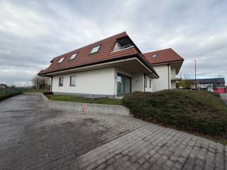 Dit gelijkvloers appartement omvat een inkomhal met apart toilet, een lichtrijke leefruimte met open keuken, een slaapkamer, aanpalende badkamer...