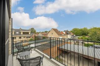 <p>Centraal gelegen nabij Augustijnslei en Klina, met openbaar vervoer voor de deur.</p><p>Indeling: inkomhall met praktische (vestaire)kast, riante zonnige leefruimte ca. 49m2 op tegelvloer met open ingerichte keuken (2 ovens, vaatwas, inductiekookplaat, ijskast/diepvries).<br />CV-berging naast de keuken. Achteraan een ruim terras met avondzon en groen uitzicht.<br />Eén slaapkamer (ca. 11,50m2) op tegelvloer, badkamer ingericht met ruime douche, toilet en lavabo. Aparte (was)berging voorzien.<br />Overdekte parkeerplaats achteraan INBEGREPEN.</p><p>Extra's: <br />- energiezuinig appartement uit 2021 met label A (E32/57kWh/m2)<br />- vloerverwarming<br />- vliegenramen <br />- ventilatietype C<br />- geen lift</p><p>Info/bezoek: 03/283 83 00 - noord@sinjoor.be</p>