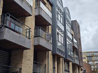Disponible à partir du 1er octobre! Pour les visites, envoyez un e-mail à matthias@colorcasa.beAppartement au premier étage avec 2 chambres, hall...