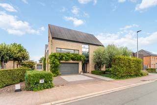 Cette spacieuse maison familiale avec 4 chambres, 2 salles de bains, poolhouse et piscine est située dans une rue calme à environ 2,5 kilomètres du marché de Geel sur un terrain de 1 091 m². La maison comprend au rez-de-chaussée un hall d'entrée avec toilettes invités et vestiaire, bureau, salon, salle à manger, cuisine, cellier, cave et un garage. À l'étage, une chambre principale avec dressing et salle de bains, une chambre avec salle de bains attenante, 2 chambres, un grand palier, des toilettes sur le palier. De plus, un grenier spacieux d'environ 40 m². A l'extérieur, un jardin magnifiquement aménagé avec piscine et un poolhouse d'environ 105 m² avec garage intégré.<br /><br />Disposition :<br />Rez-de-chaussée :<br />Vous entrez dans la maison par un hall d'entrée central avec des toilettes invités et un vestiaire. De là, vous avez accès d'une part à un bureau au rez-de-chaussée et d'autre part à l'espace de vie. Le bureau est complètement séparé des espaces de vie privés, ce qui le rend également idéal pour l'exercice d'une profession libérale. L'espace de vie est divisé en un coin salon confortable avec cheminée et une salle à manger lumineuse à l'arrière de la maison. Au centre se trouve également un bureau aménagé. Adjacente à la salle à manger, vous trouverez une cuisine équipée avec coin petit déjeuner baigné de soleil. La cuisine est équipée de tout le confort moderne et dispose d'un micro-ondes, d'un four à air chaud, d'un réfrigérateur, de plaques de cuisson, d'une hotte et d'un lave-vaisselle. De chaque côté de la cuisine, vous bénéficiez d'un espace de stockage pratique sous la forme d'une cave d'environ 10m² et d'une buanderie/chaufferie équipée. De plus, un garage spacieux avec porte automatique. Celui-ci est en connexion avec le hall d'entrée et la buanderie.<br /><br />Étage :<br />Par un escalier central, vous accédez à l'étage. Ici, vous arrivez sur un grand palier avec des toilettes séparées. À votre droite, vous trouverez les deux premières chambres. À votre gauche, un palier donnant sur une troisième chambre sur parquet avec salle de bains attenante, équipée d'une douche à l'italienne et d'un double lavabo. Cette salle de bains est également accessible depuis le palier et peut être fermée à la chambre. À l'arrière du palier, vous trouverez à l'avant de la maison une grande chambre principale sur parquet. Cette chambre est adjacente à un dressing aménagé, des toilettes séparées et une belle salle de bains avec douche, baignoire indépendante et 2 lavabos.<br /><br />Grenier :<br />Au deuxième étage, vous trouverez une grande pièce mansardée d'environ 45 m² divisée en 2 pièces. La première était autrefois utilisée comme salle de jeux, la partie arrière sert de débarras. Vous trouverez également des installations sanitaires (eau chaude et froide avec évier).<br /><br />Aménagement du jardin :<br />Adjacent au salon et à la salle à manger, vous trouverez une terrasse ensoleillée et une terrasse couverte accessible de l'intérieur par 2 baies vitrées. Le jardin est également magnifiquement aménagé avec pelouse et parterres de verdure. À l'arrière, vous trouverez une piscine chauffée avec volet roulant automatique et un spacieux poolhouse avec terrasses attenantes. Le poolhouse dispose d'un grand espace de vie, de sanitaires (douche et toilettes), d'une kitchenette et d'un garage intégré avec porte automatique. De plus, un espace cave pratique pour tous vos outils de jardin.<br /><br />Caractéristiques exceptionnelles :<br />* Emplacement calme et verdoyant avec vue dégagée à proximité du centre de Geel<br />* Bon score énergétique de 199 kWh<br />* Surface habitable généreuse de 471 m²