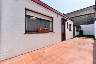 Op zoek naar een woning met een centrale ligging en tal van mogelijkheden? Dan is deze gezellige woning in Eeklo zeker een bezoek waard.
Bij het betreden van de woning komt u via de inkomhal terecht in een lichtrijke leefruimte met een aangename woonkamer en eetkamer, met een uitnodigende sfeer. Aansluitend bevindt zich de extra eetplaats, een gezellige plek om dagelijks samen te genieten en nadien de keuken.
De woning beschikt momenteel over twee slaapkamers. Via een vaste trap bereikt u de ruime zolder, die tal van mogelijkheden biedt. Mits de nodige afwerking kunnen hier eenvoudig nog één of twee extra slaapkamers, een hobbyruimte of een thuiskantoor worden ingericht.
De badkamer is uitgerust met een ligbad met douchevoorziening, een lavabo en een toilet. Daarnaast is er een praktische berging aanwezig die zorgt voor extra opbergruimte.
Buiten geniet u van een gezellige, onderhoudsvriendelijke stadstuin waar u dankzij de gunstige zonligging heerlijk kunt ontspannen.
Dankzij de centrale ligging bevinden winkels, scholen, openbaar vervoer en het bruisende stadscentrum van Eeklo zich op wandel- of fietsafstand.
Bent u op zoek naar een woning met potentieel op een uitstekende locatie of een vastgoedinvestering?
Neem dan vandaag nog contact met ons op voor meer informatie of een bezoek ter plaatse via het nummer 09 336 16 15 of mail naar info@vastgoedunicum.be, wij helpen u graag verder!