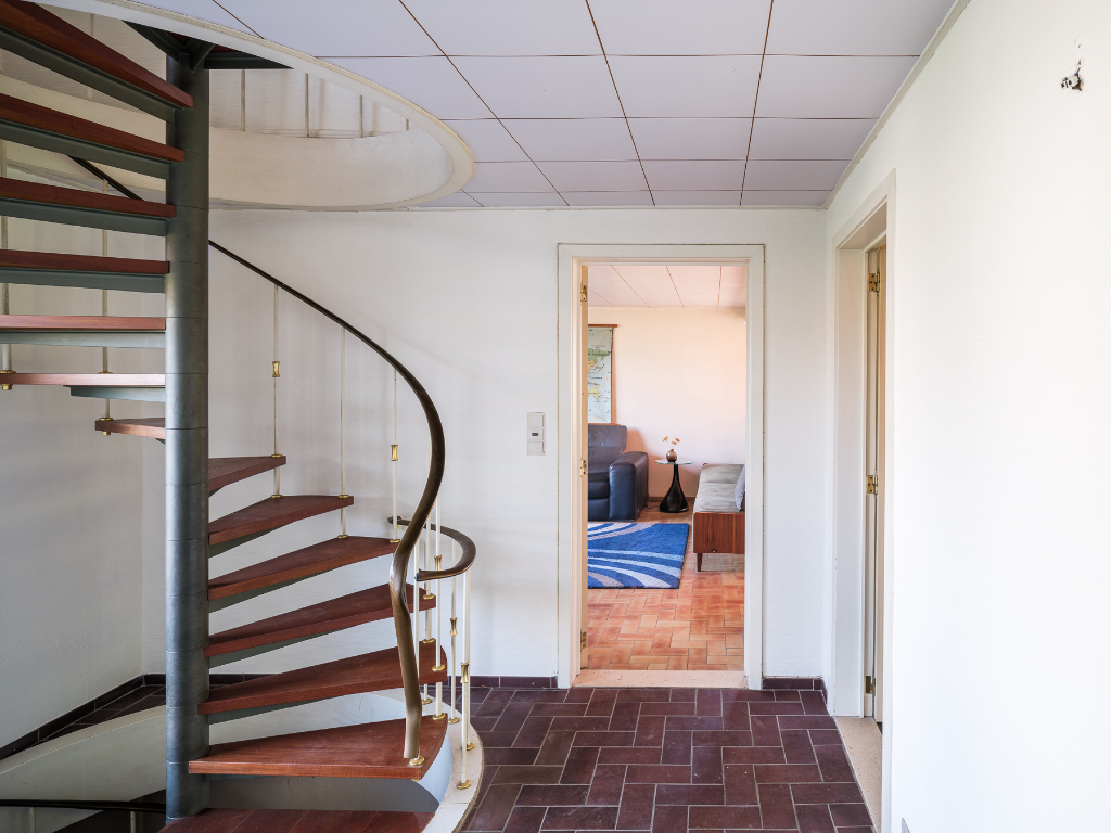 Mid-century modern villa met vier slaapkamers, verdeeld over drie niveaus, gelegen op een groen perceel in Lievegem. - photo 3