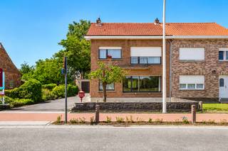 <p>Rust, ruimte en een uitzicht dat nooit verveelt. Dat is precies wat deze karaktervolle halfopen bebouwing in Rumst zo bijzonder maakt.</p>
<p>Gelegen op een prachtig perceel van 794 m² geniet deze statige woning van een uitzonderlijke ligging met blijvend vrij uitzicht over de omliggende weilanden, zowel aan de voor- als achterzijde. Hier begint de dag met een prachtige zonsopgang boven de velden en eindigt hij met de warme avondzon die langzaam achter het groene landschap verdwijnt. Een omgeving waar stilte, natuur en privacy nog vanzelfsprekend zijn.</p>
<p>Achter de authentieke gevel schuilt een verrassend ruime gezinswoning met vier slaapkamers, royale leefruimtes, een vaste trap naar de tweede verdieping, een kelder en een volledig vergund bijgebouw van maar liefst 79,05 m². Hoewel de woning een grondige renovatie vraagt, vormt ze de ideale basis om een hedendaagse droomwoning te creëren op een locatie waar dergelijke opportuniteiten nog zelden beschikbaar zijn.</p>
<p>Hier investeert u niet alleen in een woning, maar vooral in een unieke ligging die haar waarde door de jaren heen zal blijven behouden.</p>