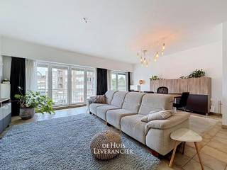 Zoekt u een plek waar u rustig en comfortabel kunt wonen, met alles op wandelafstand? Dit lichte en praktisch ingedeelde appartement van zo’n 100 m² aan de Heideplaats in Niel biedt precies het gemak dat u zoekt. Het gebouw beschikt over een lift en de woning zelf is drempelloos, met een ruime woonkamer waar veel daglicht binnenvalt en waar uw vertrouwde meubels moeiteloos een plek krijgen. Achteraan geniet u op het privéterras met zonnescherm van een fijne en rustige buitenruimte. Doordat het gebouw slechts drie units telt, woont u bovendien in een klein en rustig complex.<br /><br />De ligging in het dorpscentrum is ideaal. Bakkers, een supermarkt, de apotheek en terrasjes liggen allemaal vlakbij. Daarnaast heeft u een uitstekende verbinding richting Antwerpen, Mechelen, Brussel en Gent, wat ook handig is voor bezoek van (klein)kinderen.<br /><br />Wie verhuist naar een appartement is vaak bang om opbergruimte te verliezen, maar dat is hier absoluut niet het geval. Naast de berging in het appartement zelf (met aansluiting voor uw wasmachine en droogkast) heeft u nog een handige privéberging in de inkomhal voor bijvoorbeeld een fiets, én een extra ruime kelderberging voor spullen die u minder vaak nodig heeft.<br /><br />Ook bouwtechnisch kiest u voor zekerheid. Het appartement is asbestveilig en heeft een gunstig energielabel C dankzij een individuele condenserende gasketel, wat zorgt voor een aangenaam binnenklimaat en een beheersbare energiefactuur.<br /><br />Kortom, een fijn en onderhoudsvriendelijk thuis op een centrale plek. Wens u het appartement zelf te bekijken? Neem gerust contact met ons op voor een rondleiding ter plaatse.<br /><br />Bel ons nu!<br /><br />EPC :  216 kWh/m<sup>2</sup> (Label C)<br />Stedenbouwkundige inlichtingen in aanvraag<br />Waterinfo : P-Score = A, G-Score = A<br /><br />Dit is niet wat je zoekt ? Al gehoord van AANKOOPBEGELEIDING ?   Wij zoeken, bezoeken en onderhandelen mee met jou voor eigendommen die worden aangeboden door particulieren, andere makelaars of eigendommen die zelfs (nog) niet te koop staan?<br />Vraag meer informatie over aankoopbegeleiding via welkom@dehuisleverancier.be of 0489/069.000<br /><br />de Huisleverancier : Persoonlijk, voor iedereen Service, Kwaliteit en Vertrouwen !