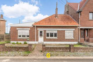 Op een rustige locatie in Waltwilder, met zowel Bilzen als Maastricht op korte afstand, wordt langs de Sportveldstraat 2 deze grondig te renoveren woning aangeboden.<br /><br />Het eigendom beschikt over een perceel van 6a 17ca en biedt interessante mogelijkheden voor wie een ingrijpend renovatieproject wil realiseren of eerder denkt aan sloop en heropbouw.<br /><br />De bestaande woning vraagt om een volledige renovatie. Voor kopers die liever een nieuwe woning bouwen, kan afbraak en heropbouw een aantrekkelijk alternatief zijn, met mogelijk toepassing van het verlaagde btw-tarief van 6%, mits aan alle wettelijke voorwaarden wordt voldaan.<br /><br />De Sportveldstraat is een rustige, landelijke zijweg van de Maastrichterstraat, met een zeer vlotte verbinding tussen Bilzen en Maastricht. Het centrum van Bilzen ligt op slechts enkele minuutjes rijden en ook Maastricht bereikt men al na een tiental minuutjes. Zo geniet men hier van een landelijke woonomgeving, zonder ver verwijderd te zijn van winkels, scholen en andere dagelijkse voorzieningen.<br /><br />INDELING / OMSCHRIJVING<br /><br />De woning is momenteel als volgt ingedeeld:<br />•Inkomruimte met aansluitende leefruimte<br />•Tweede leefruimte aan de linkerzijde<br />•Ruimte voor inrichting van een keuken, met achterliggende veranda<br />•Twee slaapkamers<br />•Ruimte voor inrichting van een badkamer<br />•Achterliggende stallingen<br />•Ruime, volledig omheinde tuin<br /><br />TECHNISCHE EN ADMINISTRATIEVE GEGEVENS<br />•EPC: 1.038 kWh/m² p.j. – label F – bijgevolg is deze woning onderhevig aan de renovatieplicht<br />•Geen opname in het maatregelenregister<br />•P-score B – G-score A<br /><br />INTERESSANTE FISCALE MOGELIJKHEDEN BIJ SLOOP EN HEROPBOUW<br /><br />•2% verkooprecht bij aankoop: voor particuliere kopers die voldoen aan de voorwaarden voor de aankoop van de enige eigen woning, kan het verlaagde verkooprecht van 2% van toepassing zijn voor zover aan alle voorwaarden voldaan is, tegenover het tarief van 12% bij aankoop van een bouwgronden. <br /><br />•6% btw bij sloop en heropbouw voor eigen bewoning: onder de wettelijke voorwaarden kan een woning na afbraak worden heropgebouwd aan het verlaagde btw-tarief van 6% in plaats van 21%. Dit kan een aanzienlijke besparing op de bouwkosten betekenen - zowel voor bouw van de eigen woning, als voor verkoop als verhuur op lange termijn interessant!<br /><br />•Ook mogelijkheden voor investeerders: de regeling van 6% btw kan eveneens interessant zijn bij heropbouw met het oog op langdurige verhuur, of bij een project waarbij de heropgebouwde woning wordt verkocht. Hiervoor gelden specifieke voorwaarden, onder meer inzake de bestemming, oppervlakte en duur van de verhuur of bewoning.