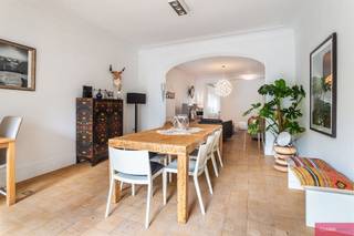 <p><span>Stijlvol gerenoveerd appartement met Zuidgerichte tuin!</span></p><p><span>In dit karaktervolle Art Deco-gebouw bieden wij u dit stijlvol gerenoveerde gelijkvloersappartement met een ruime, Zuidgerichte tuin (80m²) aan. Bij het appartement hoort een hobbykelder van +/-50m²!</span></p><p><span>Het appartement werd volledig gerenoveerd met bijzonder veel aandacht voor het behoud van de authentieke elementen. De originele details werden harmonieus gecombineerd met hedendaags comfort, waardoor een bijzonder evenwicht ontstaat tussen karakter, elegantie en modern wooncomfort. De authentieke elementen geven het appartement een uitgesproken allure en cachet.</span></p><p><span>Het appartement omvat een inkomhal met afzonderlijk toilet, een volledig ingerichte keuken met kookeiland en aansluitend een praktische berging met aansluitingen voor wasmachine en droogkast. De leefruimte is voorzien van een mooie parketvloer en biedt rechtstreeks toegang tot de tuin. Ook vanuit de keuken is de tuin toegankelijk.</span></p><p><span>De slaapkamer beschikt over ingemaakte kasten en sluit aan op de 'ensuite' badkamer, ingericht met een ligbad, toilet en badkamermeubel. Ruimte van het toilet kan plaatsmaken voor een inloopdouche.</span></p><p><span>De ruime tuin vormt een bijzonder aangename troef van deze woning en is uitgerust met een tuinberging en ingebouwde verlichting. Een zonneluifel zorgt bovendien voor extra comfort op zonnige dagen.</span></p><p><span>Bij het appartement horen een ruime hobbykelder van circa 50 m² en een afzonderlijke bergkelder. De woning beschikt daarnaast over een alarminstallatie, parketvloeren, ingemaakte kasten en een zonneluifel.</span></p><p><span>Een bijkomend voordeel is dat het appartement beschikt over eigen meters voor gas, water en elektriciteit en niet deelneemt in de kosten van de lift.</span></p><p><span>Een unieke combinatie van authentieke Art Deco-charme, hedendaags wooncomfort, ruimte en een heerlijke Zuidgerichte tuin.</span></p>
