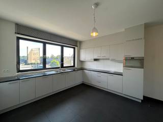 Ruim duplex appartement met twee slaapkamers en twee autostaanplaatsen. Residentie Zonneveld - EPC 101 kWh/m²Indeling: inkomhal met toilet,...