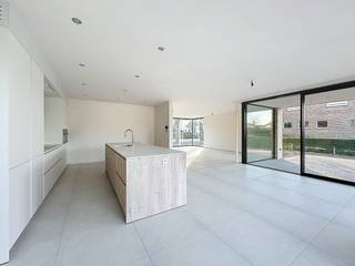 Splinternieuwe topvilla met een rustige en residentiele ligging vlakbij de talrijke handelszaken van Koksijde-bad. Luxueus en modern wooninterieur...