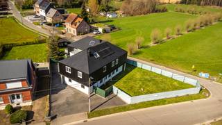 <p>Interesse? Neem gerust contact op met Erik via erik@copandi.be of via 0497/530796.</p><p></p><p>Deze ruime open bebouwing is gelegen in Boortmeerbeek (Hever), meer bepaald in de Kallebeekstraat 18. Dit is een rustige straat op een goede locatie. Winkels, openbaar vervoer en scholen zijn te vinden in de nabijheid. De woning werd gebouwd op een mooi perceel van 10a32ca. Oorspronkelijk dateert de woning van 1965, maar in 1995 werd ze uitgebreid met twee extra entiteiten. Hierdoor is er nu een gelijkvloers woongedeelte met 3 slaapkamers en daarboven nogmaals 2 wooneenheden met elk 2 slaapkamers.</p><p>Er werd goed geïsoleerd en er werden zonnepanelen met een batterij geplaatst, waardoor ze beschikt over een erg positief EPC met een B-label. Ook is de woning volledig asbestveilig.</p><p>Een interessante opportuniteit voor een grote familie, die graag wil samenwonen op hetzelfde adres, maar toch apart.</p><p></p><p><strong>Gelijkvloers</strong><br />Het gelijkvloers vormt één geheel met de grote tuin en biedt een aangename en praktische woonindeling. Er is een grote leefruimte met aansluitend de keuken met extra berging. Op deze verdieping zijn er bovendien meerdere kamers die kunnen dienen als slaapkamers, bureau of hobbyruimte. Verder beschikt het gelijkvloers over een badkamer, een apart toilet en een ruime garage met plaats voor een wagen en extra opslag. De directe connectie met de tuin maakt dit niveau bijzonder aantrekkelijk voor wie houdt van buitenruimte en rust.</p><p><br /><strong>Verdiep 1</strong><br />Op de eerste verdieping bevinden zich twee aparte woonunits, elk met een eigen indeling. Beide units beschikken over een leefruimte met keuken, slaapkamers en sanitaire voorzieningen.</p><p><br /><strong>Verdiep 2</strong><br />Elke woonunit beschikt over een eigen zolderkamer, wat zorgt voor extra ruimte die kan dienen als slaapkamer, bureau of bergruimte.</p><p><br />✅ Gelijkvloers met grote tuin<br />✅ Twee aparte woonunits op de verdieping<br />✅ Zeven slaapkamers<br />✅ Garage en veel bergruimte<br />✅ Goede ligging</p><p>✅ Asbestveilig</p><p>✅ Goed EPC met B-label</p>