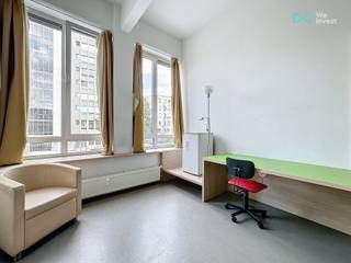 <strong>Studentenkamer met groen kwaliteitslabel!</strong><br /><br />Ontdek het perfecte studentenverblijf in een residentiële wijk in het hart van Antwerpen Centrum! Deze ruime kamer van 20m² biedt alles wat je nodig hebt voor een comfortabel en productief studieleven. Met eigen sanitair, een bureau, kast en zelfs een handige hoogslaper met ruimte voor een matras van minstens 140 cm, is deze kamer een oase van rust en efficiëntie.<br /><br />Geniet van overvloedig daglicht dankzij de grote raampartijen die de kamer verlichten en een uitnodigende sfeer creëren. De gemeenschappelijke keuken aan het einde van de gang is perfect uitgerust voor al je culinaire avonturen, en het aangrenzende terras biedt een ideale ruimte om te ontspannen en te socializen met medestudenten.<br /><br />En dat is nog niet alles - dit gebouw beschikt ook over een ruime, afgesloten fietsenstalling, waardoor je je fiets veilig en gemakkelijk kunt opbergen. Met een ideale ligging in het bruisende centrum van Antwerpen en in de nabijheid van meerdere campussen, ben je omringd door alle voorzieningen en culturele attracties die deze prachtige stad te bieden heeft.<br /><br />Klaar om je studentenleven naar een hoger niveau te tillen? Neem vandaag nog contact met ons op en maak een afspraak om dit fantastische studentenverblijf te ontdekken!<br /><br />Kies je ervoor de studentenkamer als investering aan te kopen? De kamer wordt verhuurd aan 600 euro per maand, incl. kosten. Bovendien heb je vandaag de kans om 2 studentenkamers in hetzelfde gebouw aan te kopen. Zowel kamer 1.33 als 1.34 kunnen we u vandaag te koop aanbieden.<br /><br />Foto's zijn van meerdere kamers in het gebouw.