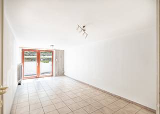 PREMIÈRE VISITE LE SAMEDI 04/07/2026 – INSCRIVEZ-VOUS VIA NOTRE SITE WEB<br /><br />Appartement avec terrasse orientée ouest et petit jardin à louer dans la résidence à taille humaine Vidoshi. Situation centrale mais calme à Koksijde-Bain.<br /><br />L'appartement se compose comme suit : hall d'entrée | séjour donnant sur une terrasse ensoleillée et un jardin | cuisine séparée et équipée | chambre donnant sur cette même terrasse | salle de bain avec baignoire et lavabo | WC séparé | cave privative.<br /><br />Vous cherchez un appartement bien situé avec terrasse en plein centre de Koksijde ? Inscrivez-vous alors pour la visite du samedi 04/07/2026.