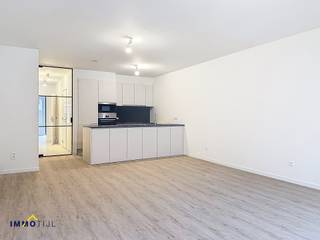 <strong>Modern nieuwbouw appartement in centrum Aalst!</strong><br /><br />Inschrijven voor een afspraak is enkel mogelijk bij de advertentie van het pand op onze website www.immotijl.be.<br /><br />U kan dit modern appartement terugvinden in de Kattestraat te <strong>midden van het centrum van Aalst</strong>.<br /><br />Het appartement is gelegen op de <strong>eerste verdieping van het gebouw. </strong><br />De indeling is als volgt: inkomhal, <strong>ruime leefruimte, open ingerichte keuken</strong>, <strong>twee slaapkamers, </strong>twee bergruimtes, apart toilet en badkamer. <br />Verder beschikt het appartement nog over een <strong>ruim terras. <br /></strong><br />Dit appartement is volledig<strong> uitgerust met duurzame materialen. </strong><br /><br />Huurprijs: 1000 euro per maand + 25 euro gemeenschappelijke kosten per maand.